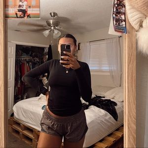 Hotty hot low rise lines short 2.5” in great condition